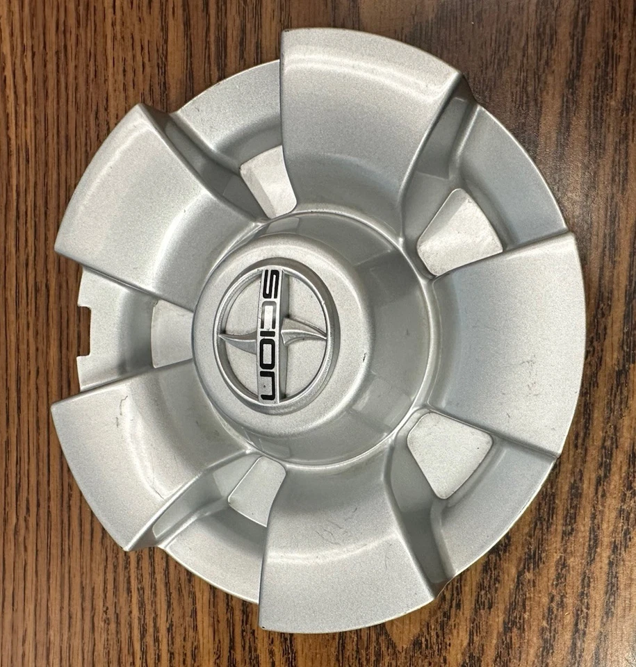 2008 - 2015 SCION XB СЕРЕБРЯНЫЙ МЕТАЛЛИЧЕСКИЙ OEM ЦЕНТРАЛЬНЫЙ КОЛПАК P/N PT904-52081 - Изображение 3 из 4