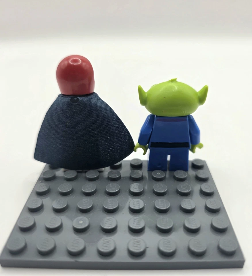 LOTE de minifiguras LEGO Toy Story - Alien & Duke Kaboom con capa y casco Foto 3 de 4