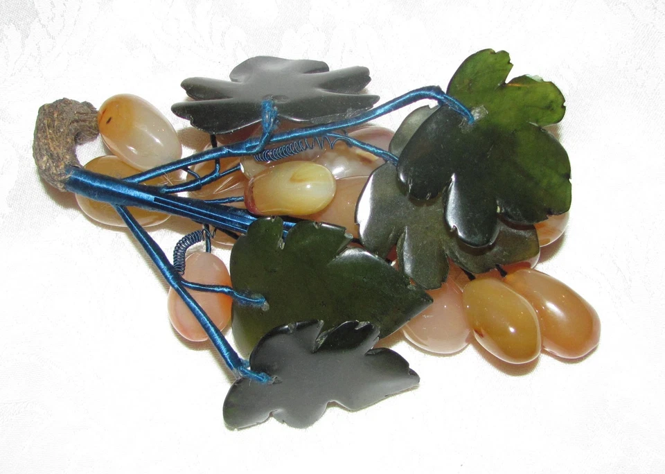 Uvas chinas talladas en cornalina y jade de colección del siglo XX Foto 3 de 3