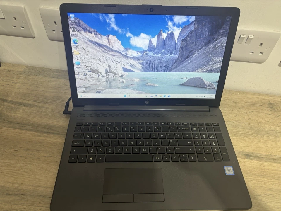 HP Notebook 250 G7 - Intel Core i3 - 4GB RAM - 1TB HDD - 120GB SSD - Win 11 - Image 2 of 4