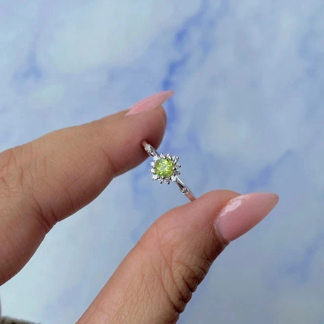 Anillo de boda de diamantes de peridoto creado en laboratorio de corte redondo de 1,20 quilates enchapado en oro blanco de 14 quilates Foto 3 de 4