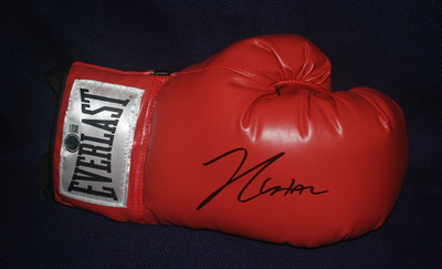 JULIO CESAR CHAVEZ SR Signed Everlast Laced Boxing Glove Beckett COA BV81454