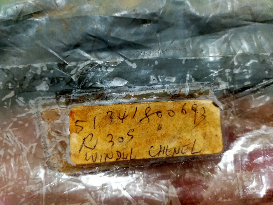 Sello guía ventana trasera goma (lado superior) 51341800693 nuevo de lote original bmw 3.0s e3 Foto 3 de 4