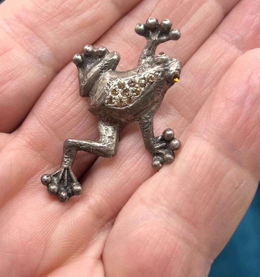 Pin de Peltre Colgante Rana Árbol con Cristales Color Dorado Firmado Mary Demarco 1 7/8" Foto 3 de 4