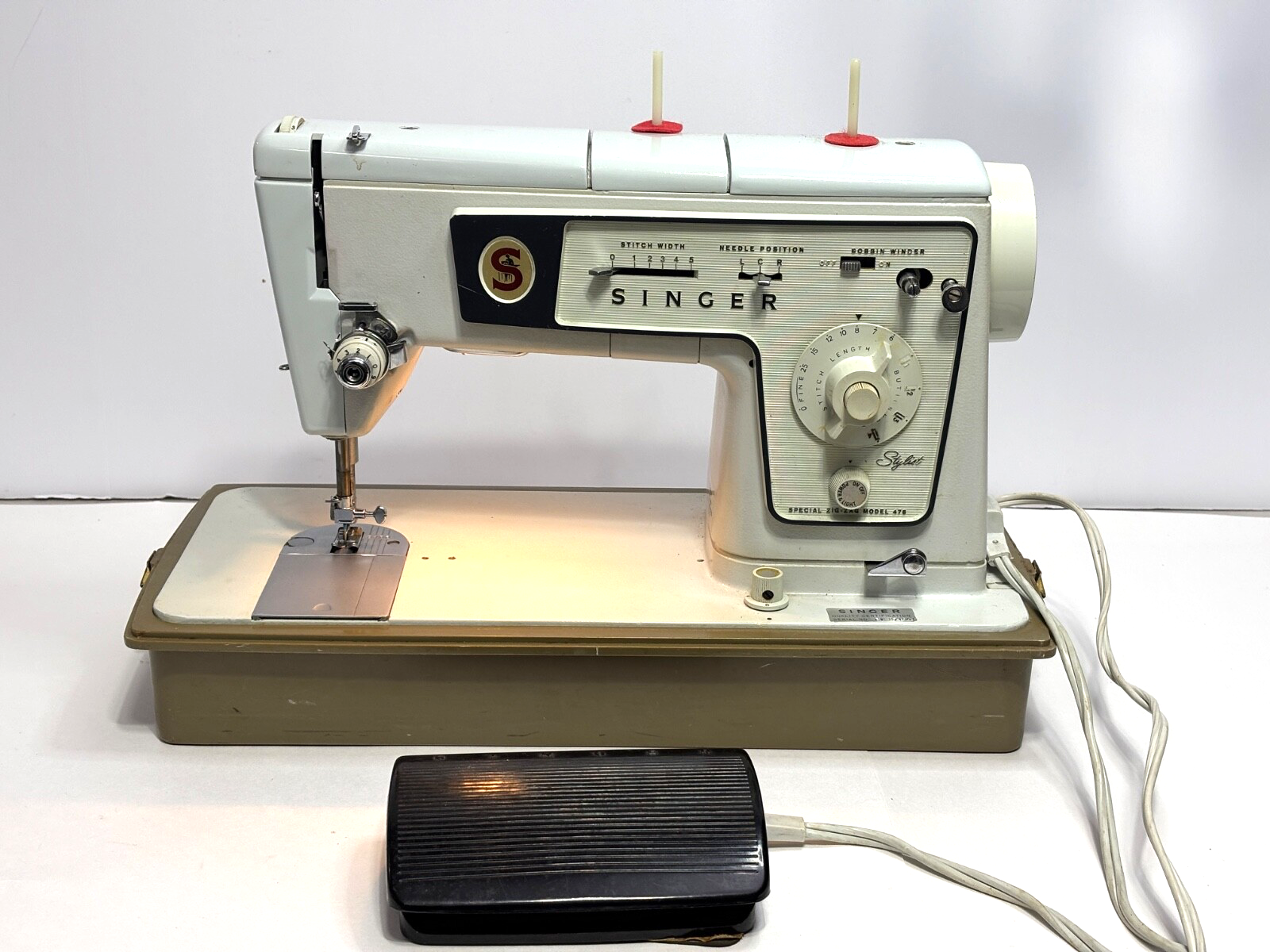 VINTAGE CLASSIC SINGER SPECIAL ZIG ZAG MODEL 478 SEWING MACHINE W/ PEDAL Works