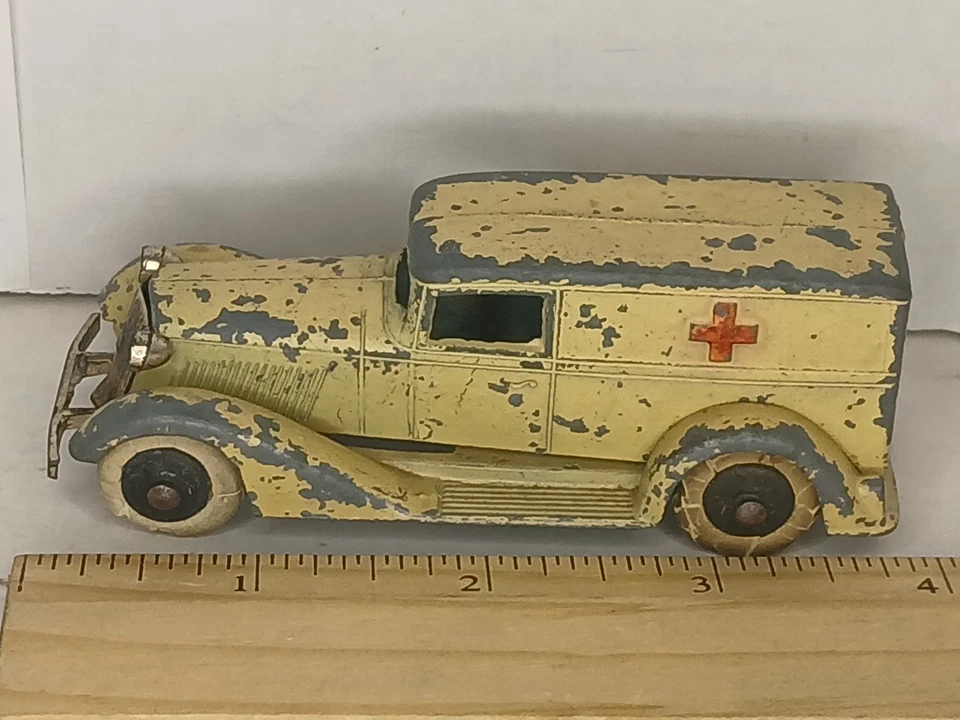 VINTAGE TOOTSIE TOY PRE-WAR GRAHAM AMBULANCE WHITE W/ RED CROSS CRACKED TIRES - Image 2 of 4
