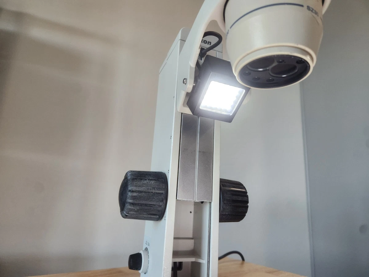 Soporte para microscopio Nikon C-LEDS con microscopio estéreo Olympus SZ3060