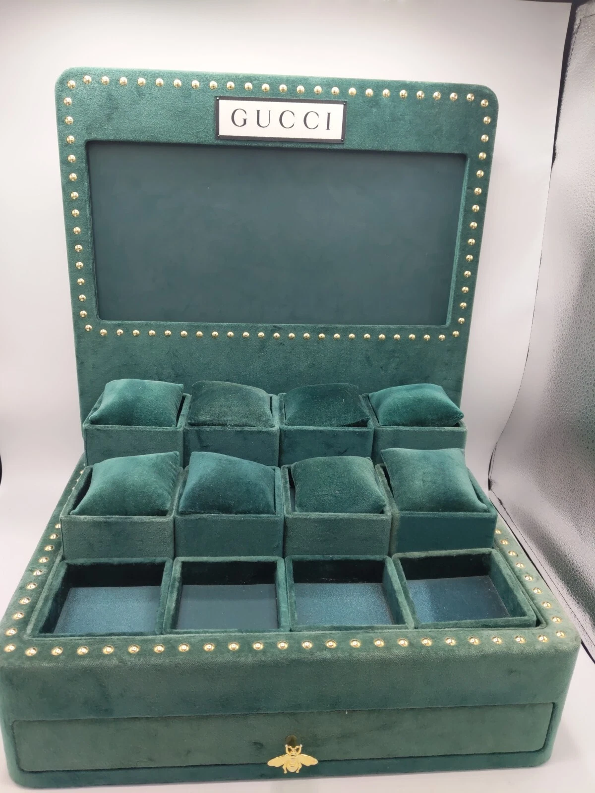 Montre Gucci vintage velours vert vitrine bijouterie logo abeille support occasion