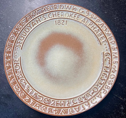 Vintage Frankoma Keramik Sequoyah's Cherokee Alphabet 1821 brauner Teller 7FS - hergestellt in den USA