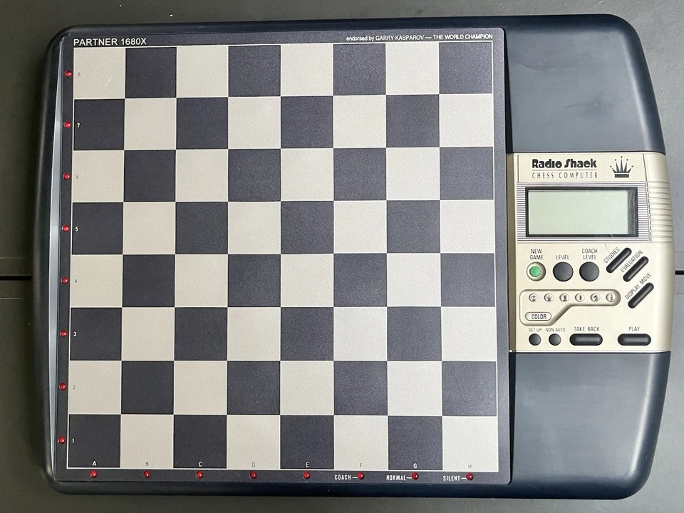 Radio Shack Ajedrez Ordenador Juego de Mesa 1680X Modelo: 60-2428 100% Completo*PROBADO* Foto 2 de 4