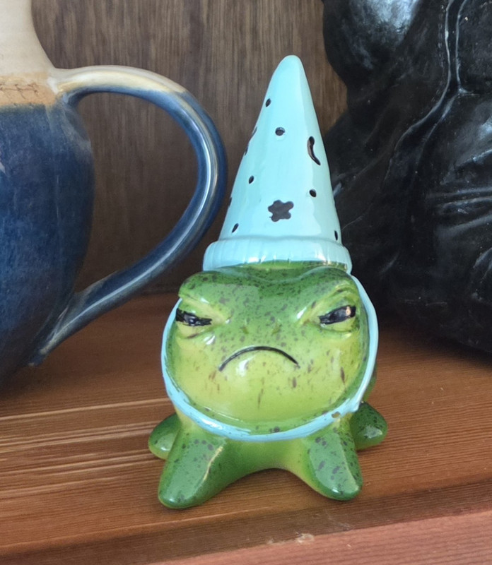 Green Resin Frog Figurine Wearing Cone Party Hat Decorative Collectible