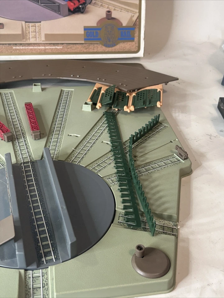 Conjunto de peças toca-discos ERTL Thomas the Tank Engine & Friends série trilho dourado - Imagem 3 de 4