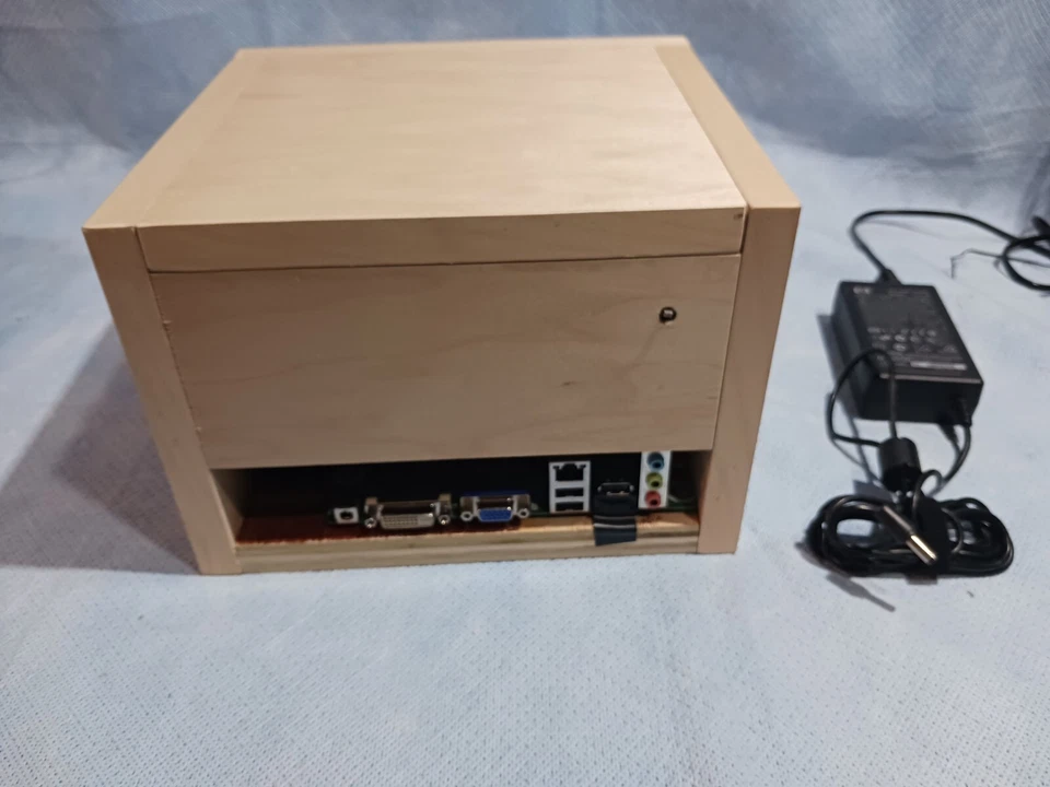 Computer in Wood Box Windows 10 with WiFi - Image 3 of 4