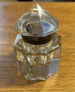 Hermoso tintero antiguo de cristal y latón