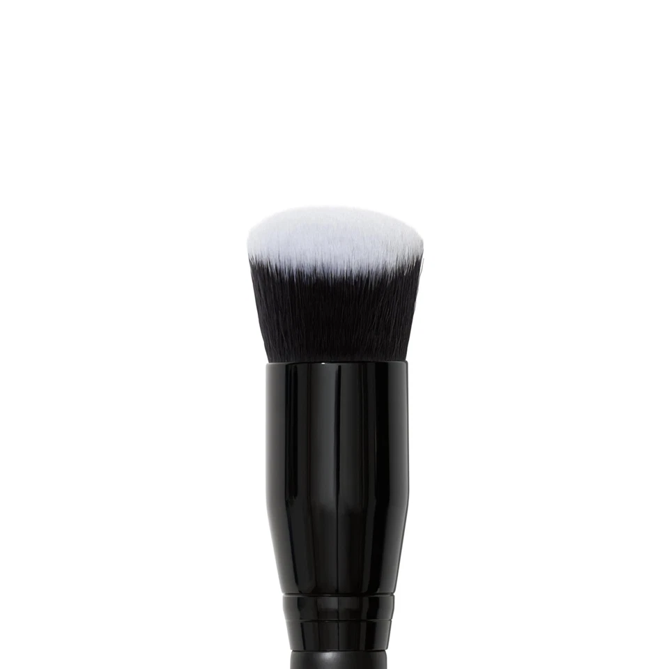 e l f Camo Liquid Blush Brush pennello da blush ad angolo ideale per applicare e - Immagine 2 di 4