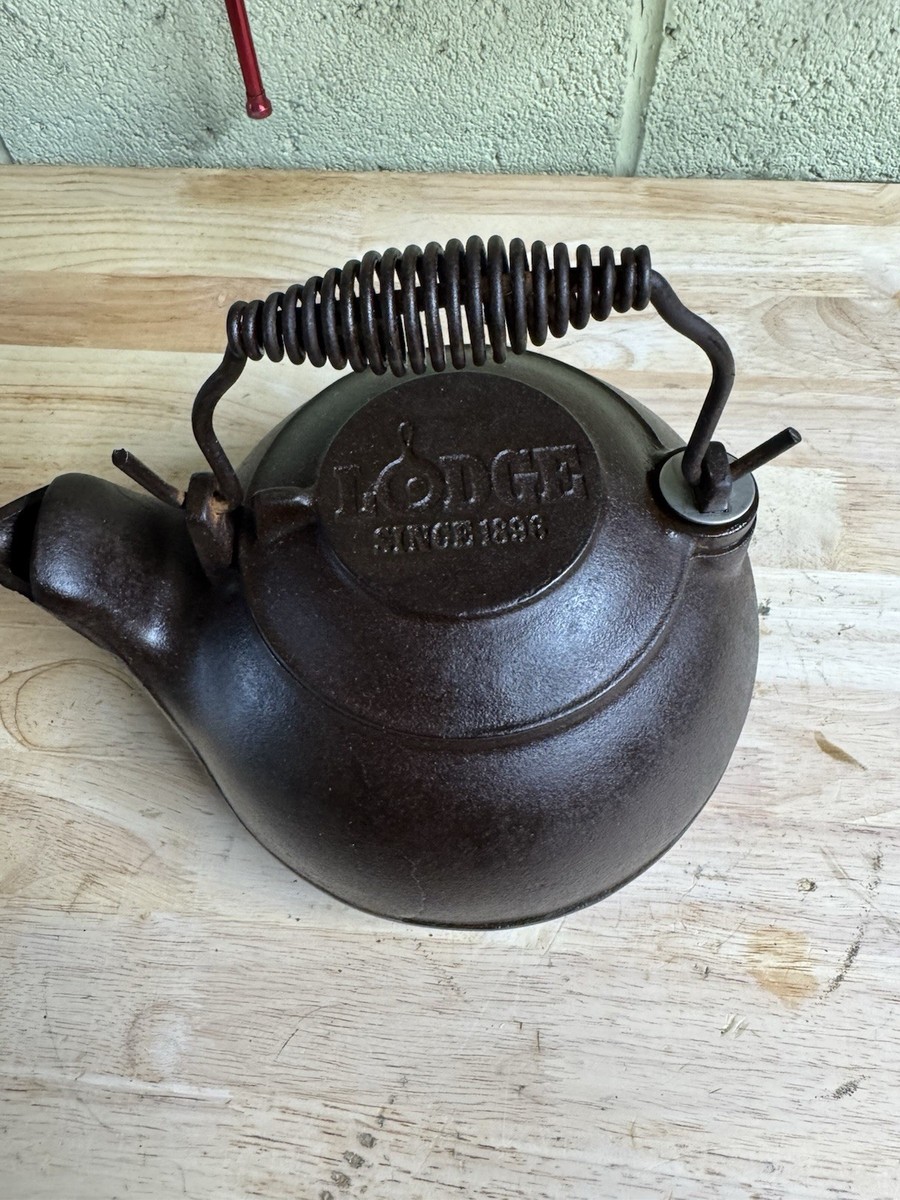 ロッジ　LODGE  ケトル 2TK2 MADE IN USA  五徳付き Amazon.co.jp: LODGE Cast Iron Tea Kettle 2TK2 / ヴィンテージ