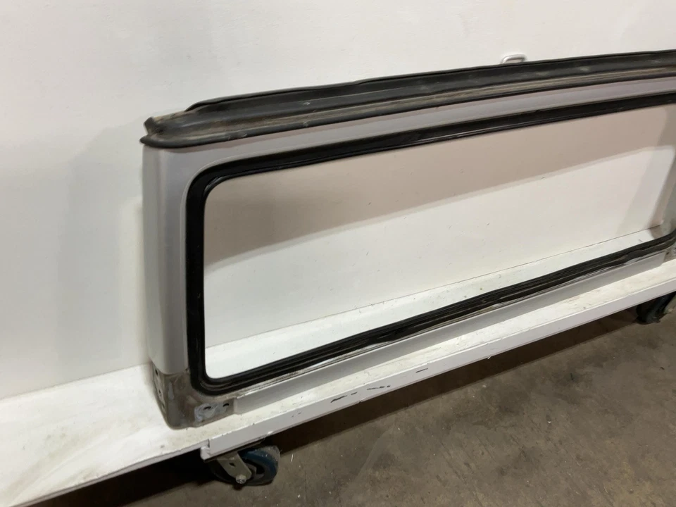 Marco de parabrisas Jeep TJ Wrangler OEM solo plateado brillante PSB 2003-2006 056417 Foto 3 de 4