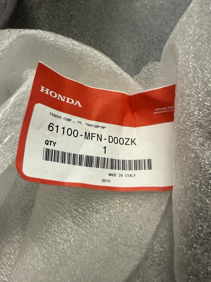 Guardabarros delantero Honda OEM 61100-MFN-D00ZK NH312M Cynos gris metálico - CB1000R Foto 3 de 3