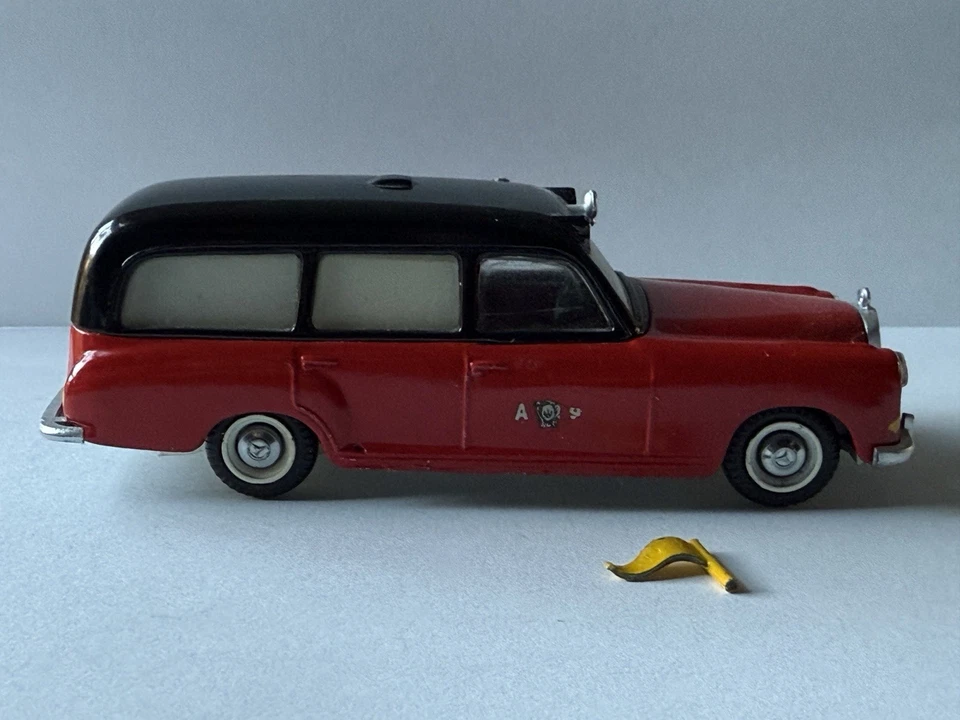 Tekno Denmark 731/32 Mercedes 220 S Ambulance Red 1:43 - Image 2 of 4