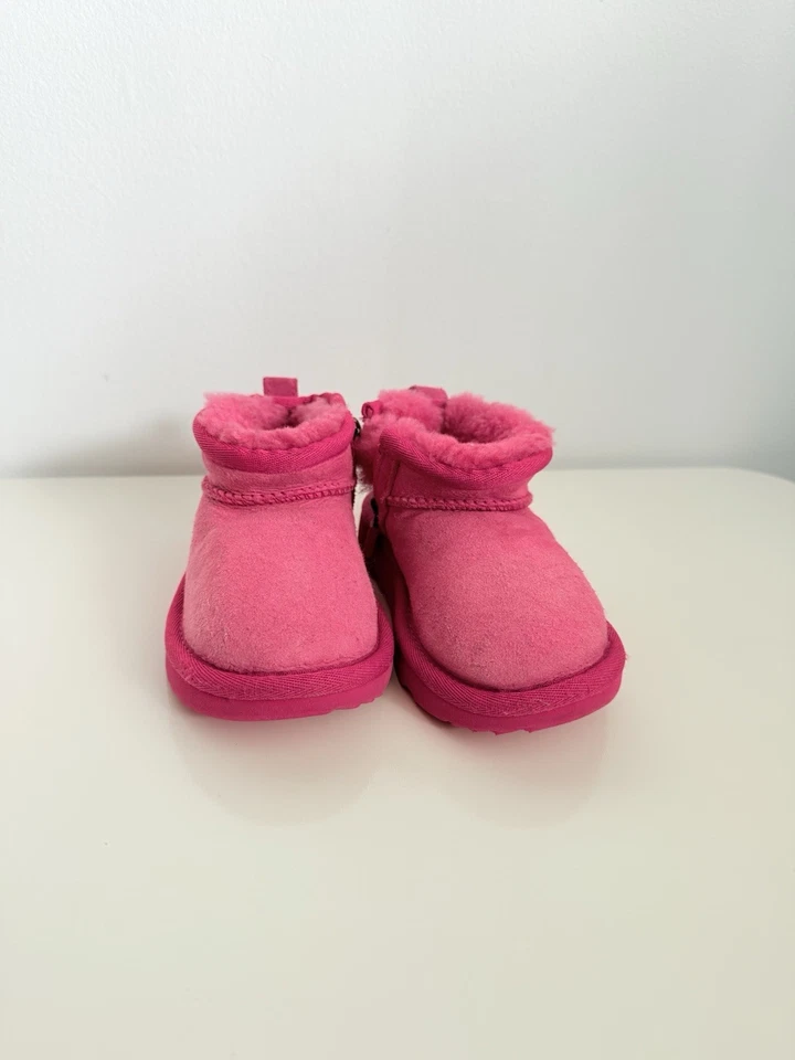 Botas clásicas de gamuza UGG Ultra Mini rosa baya para niños/niños pequeños 1130750T talla 7 Foto 3 de 4