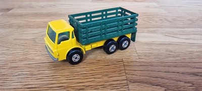 Matchbox Superfast No. 4; 1/80; Dodge Stake Truck in Gelb mit grünem Aufbau.