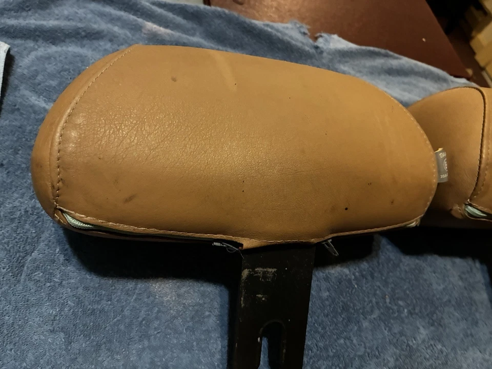Reposacabezas asiento trasero clásico Saab 900 hatchback y sedán cuero 2 color tostado a juego Foto 4 de 4