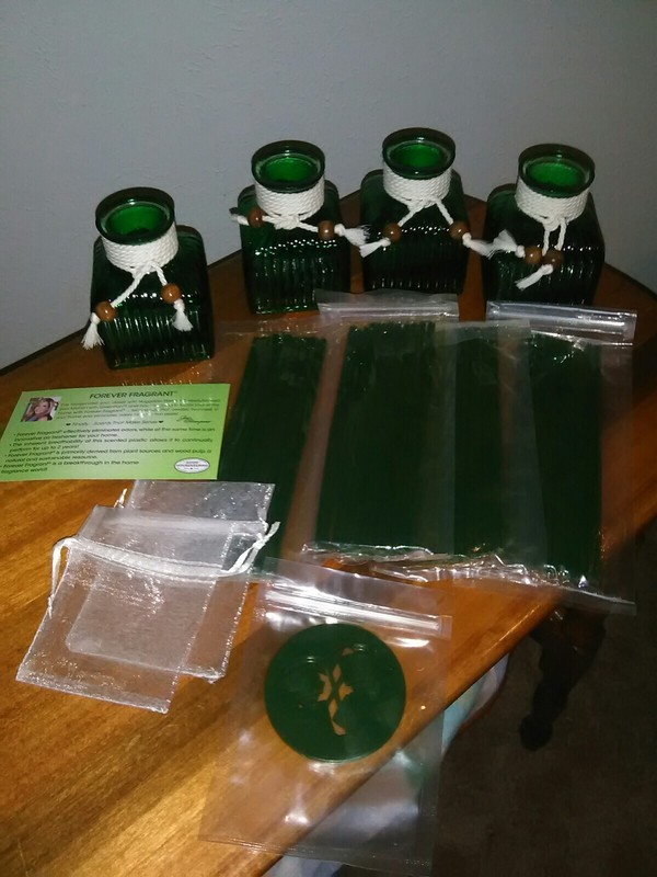 Joy Mangano Forever Fragrant Set of (4) Glass Vases & Scent Sticks * Brand New!
