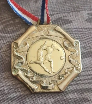 Médaille 🏅 Football Metal Doré - 4.5 X 4.5cm - Vintage et Collector ! - Photo 1/2