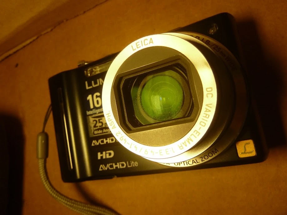 PANASONIC LUMIX DMC-TZ10 HD CAMERA-dirt/dust spots between the lenses, photo 2 of 5