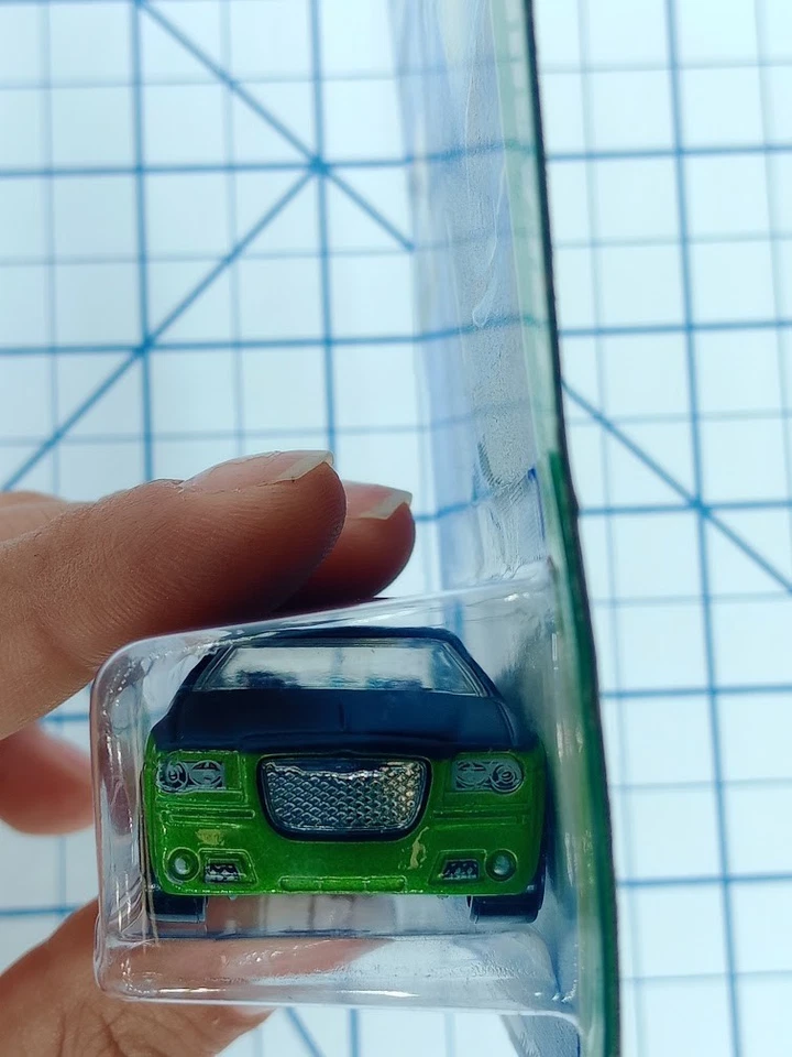 Chrysler 300C Treasure Hunt 2008 Hot Wheels verde claro negro mate TH #05/12 Foto 4 de 4