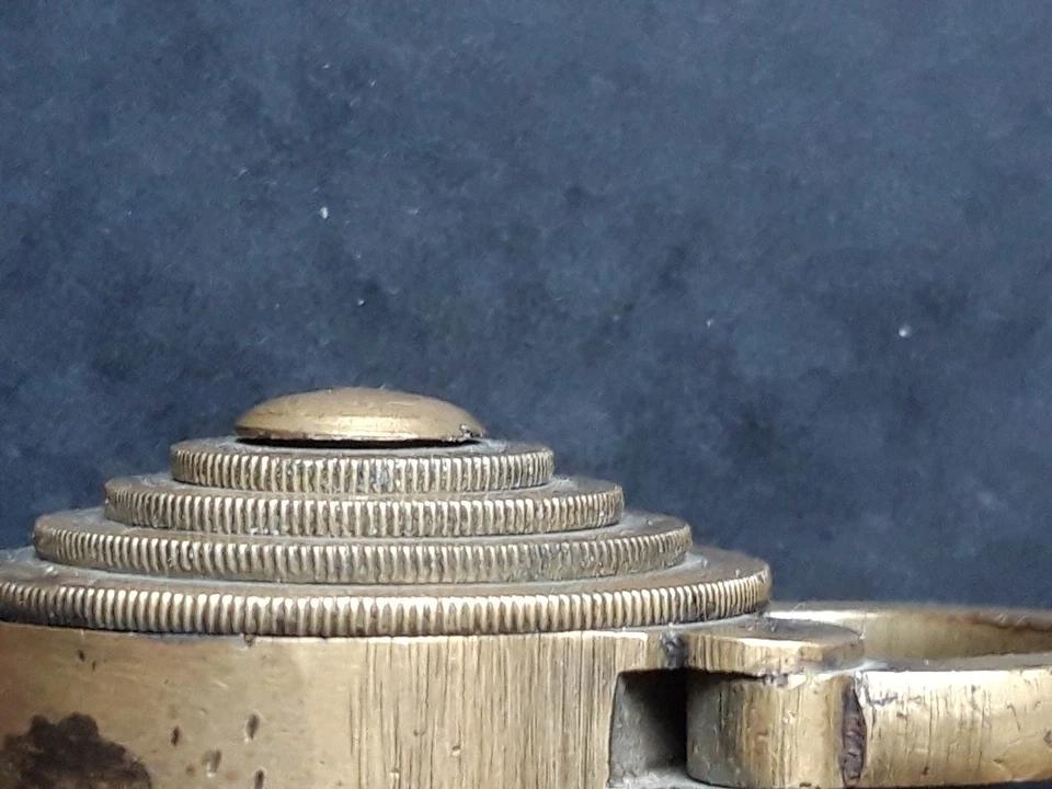 Ancien cadenas rond à code combinaison numérique. - Photo 2/4