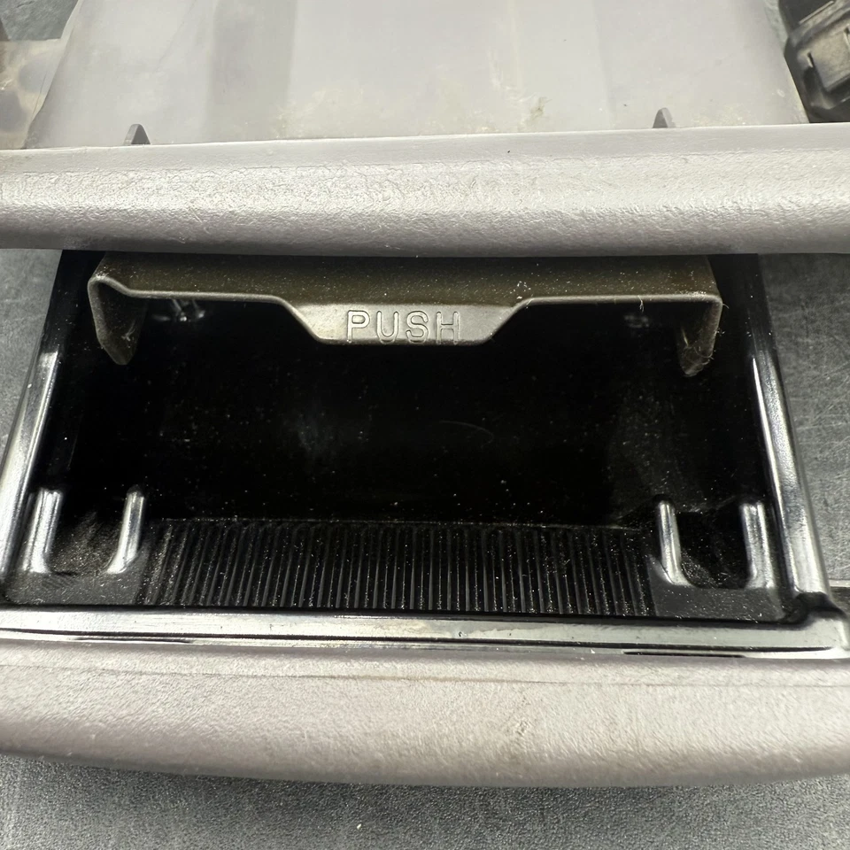 Front Ashtray Cigarette Lighter Panel 55406-52010 Fits: 2000-2005 Toyota Echo Foto 3 de 4