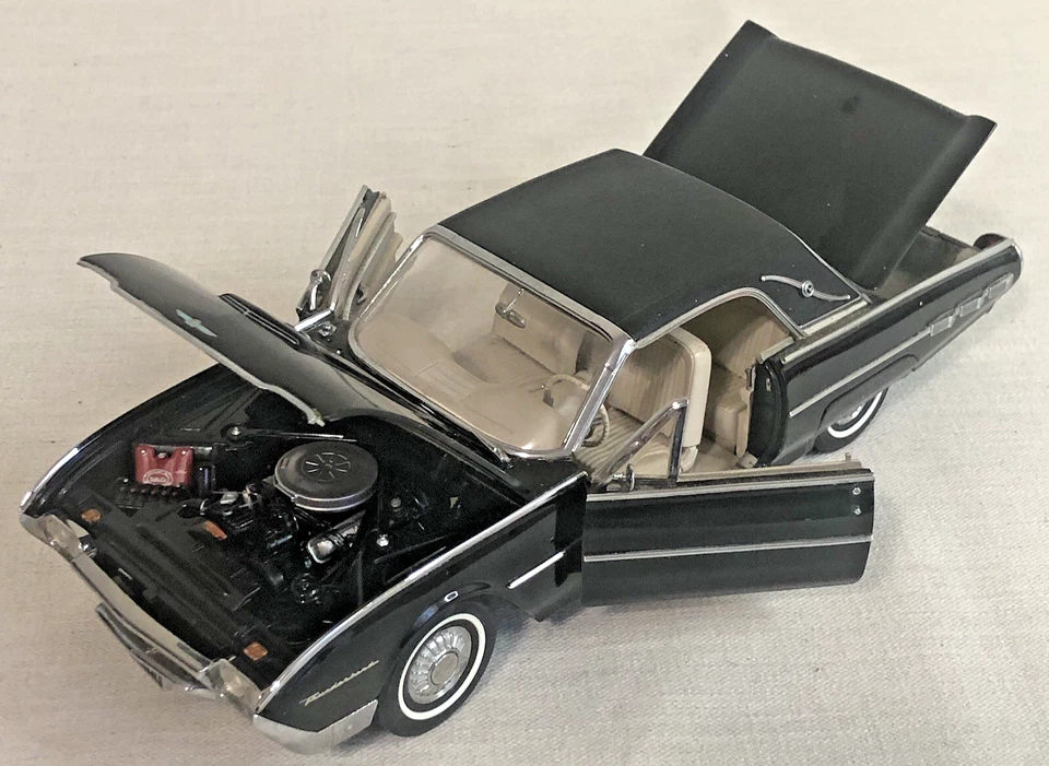 Coche fundido a presión Danbury como nuevo, Ford Thunderbird Landau 1962 cupé negro edición limitada Foto 2 de 4