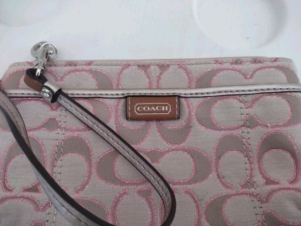 Muñequera convertible Coach beige rosa costuras  Foto 3 de 4