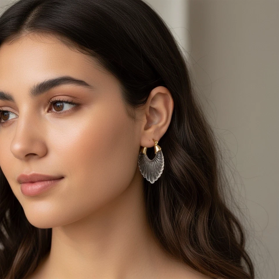 Pendientes de aro Anthropologie transparentes Lucite caramelo geométrico boho tallado en oro grueso Foto 3 de 4