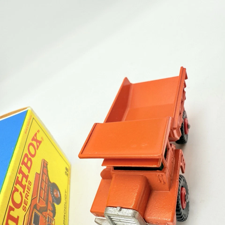 Camión de volteo Matchbox Lesney 28d Mack con bujes rojos - muy casi nuevo y en caja Foto 4 de 4