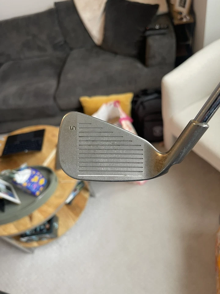 Hierro PING i5 punto blanco 5 - eje de acero flexible rígido PING Cushin (L9046) - diestro Foto 2 de 4