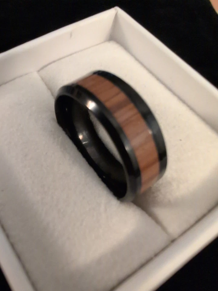 Anillo de titanio tamaño 10 hecho a mano con incrustación de madera a la deriva rosa corte de diamante láser... Foto 3 de 4