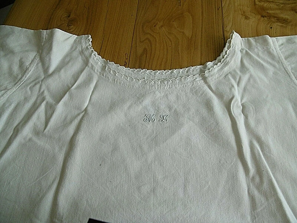 Robe chemise lin  ancienne avec monogramme M L   - Photo 2/4