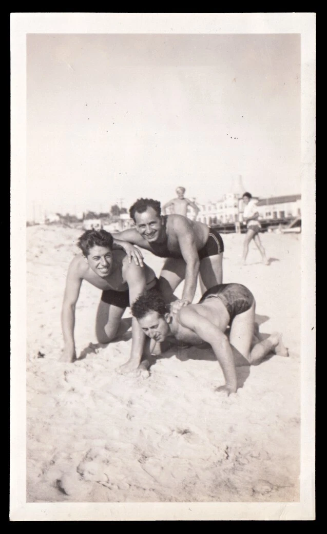 GIGGLING DOGGY STYLE GAY BEACH MEN SLOPPY BEACH PORN PYRAMID ~ 1940s PHOTO  | eBay