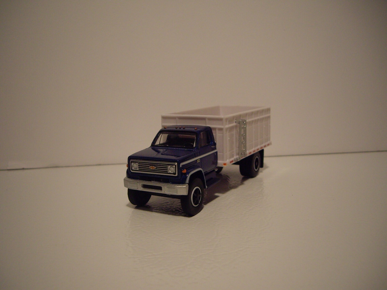 SEMAFORO VERDE 1:64 - Camion Pannello Chevrolet 1939 Krispy (blister - Foto 6