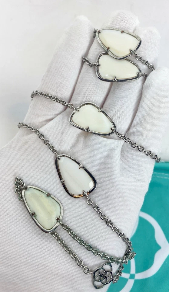 Kendra Scott Kinley Largo Logo Estación Collar Tono Dorado Blanco Madreperla Foto 2 de 4