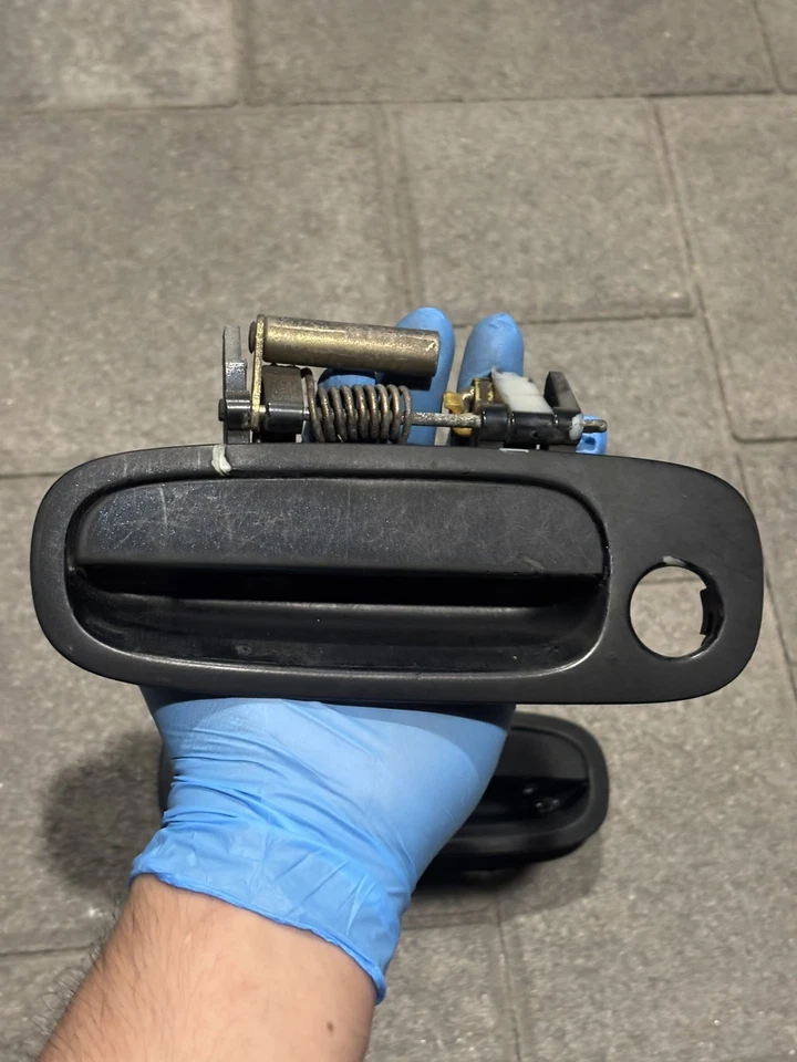 Manija de puerta exterior negra para conductor pasajero Toyota Celica GT 2001-2005 FABRICANTE DE EQUIPOS ORIGINALES Foto 3 de 4