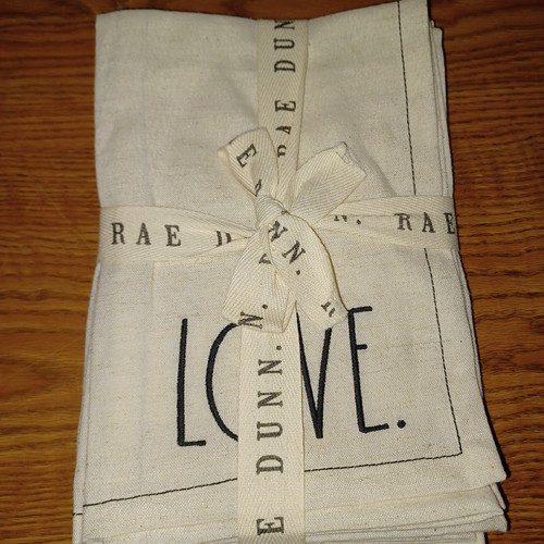 Rae Dunn Cloth Linen Napkins 4 Pack  LOVE, FAITH, FAMILY, AND BLESSED   - Afbeelding 1 van 4