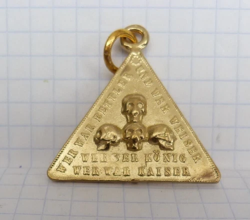 MEDALS RELIGION AND SPIRITUALITY 4 Skulls Egyptian Sphinx. WHO THE KING