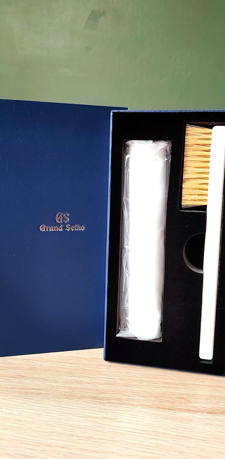 Accessoire Grand Seiko kit nettoyage avec brosse et chiffon pour enlever les traces de montre
