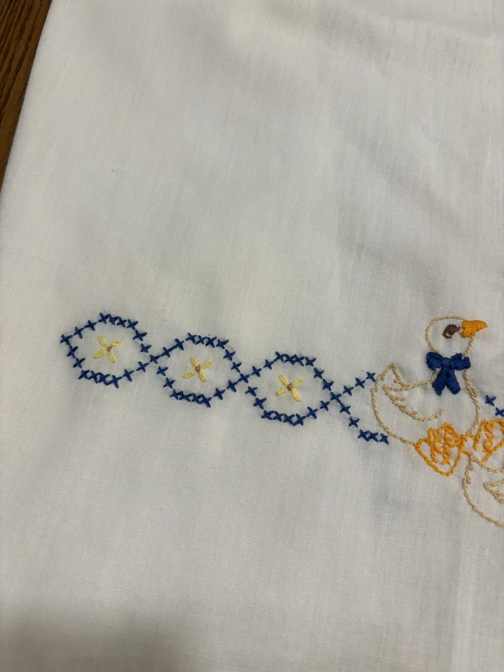 Sábana cuna vintage bordada a mano madre ganso borde festoneado plano Foto 3 de 4