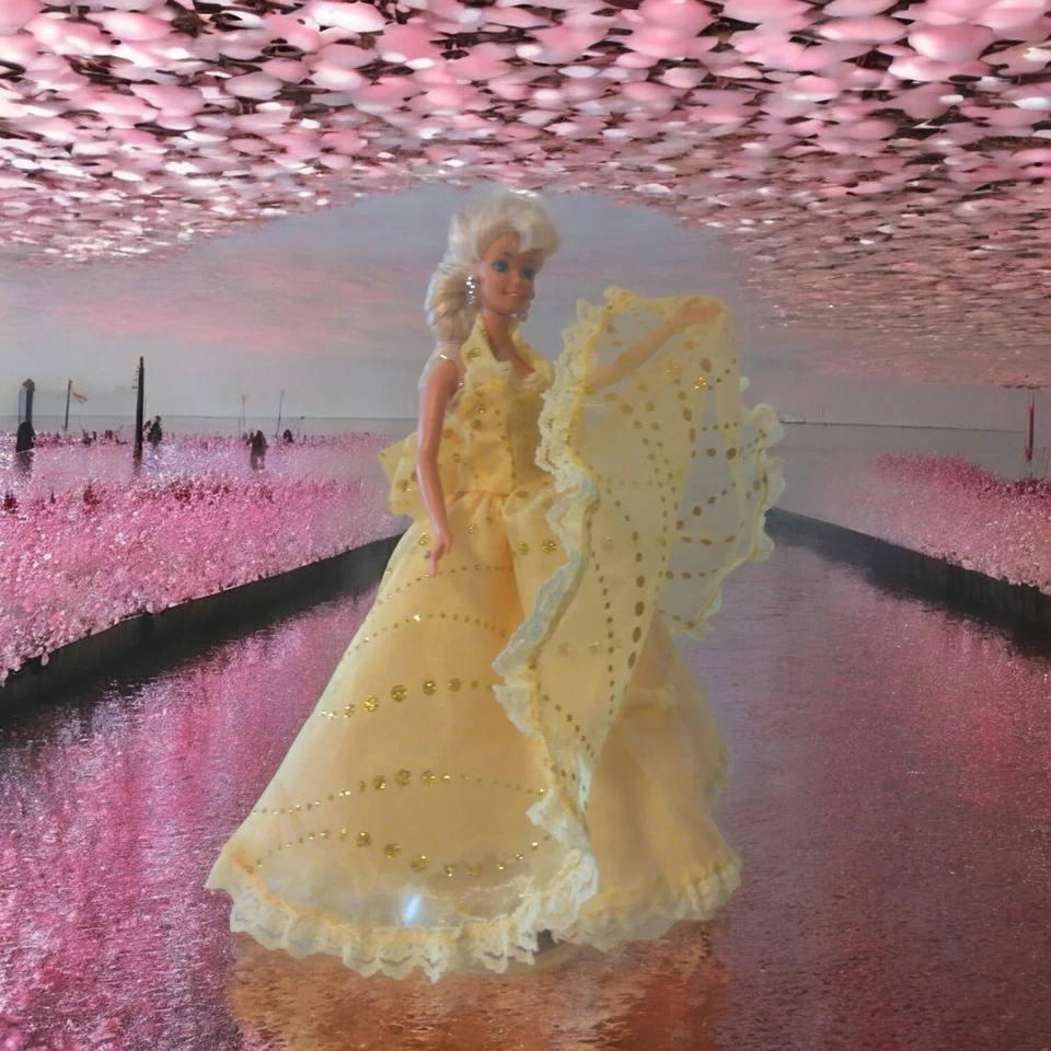 Princesa Brillante - Vestido de Baile Único Hecho a Mano Amarillo y Dorado Lunares Brillantes Muñeca Foto 2 de 4