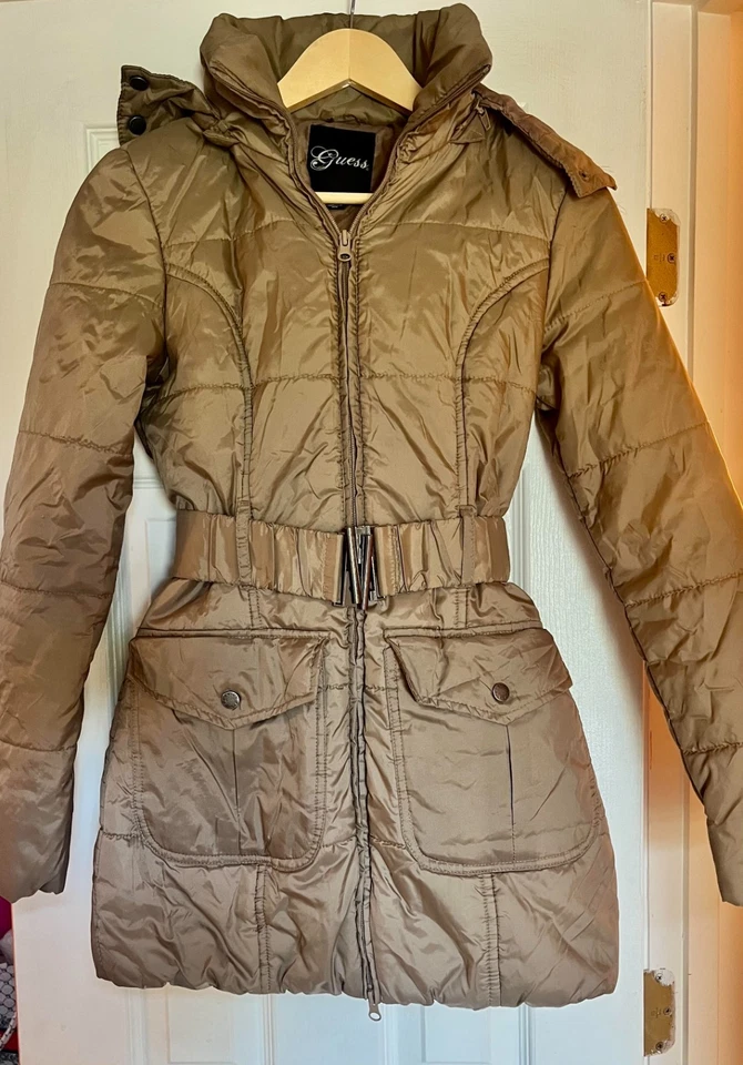 Abrigo acolchado con capucha forrado en piel desmontable Guess Tawny con cinturón elástico talla pequeña Foto 2 de 4