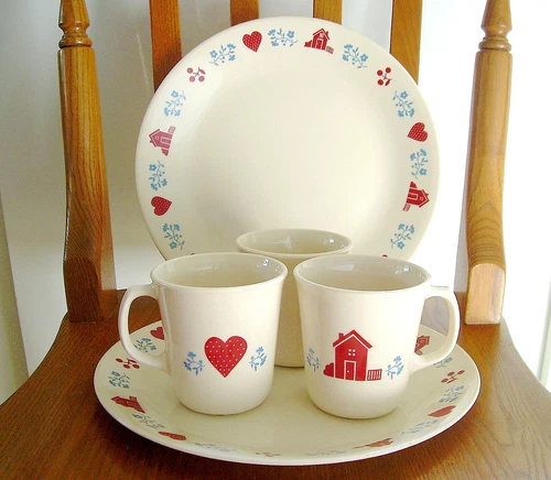 5-PC LOT CORELLE HOMETOWN~2 DINNER PLATES, 3 TAPERED MUGS~HEARTS, HOUSES, FLOWER